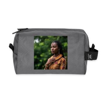 Afrikanisches Porträt in buntem Schmuck - Recycelte Kulturtasche - Anthrazit - Vorne