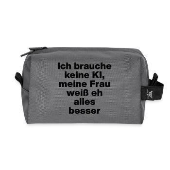 Ich brauche keine KI, mein Frau weiß alles besser - Recycelte Kulturtasche - Anthrazit - Vorne