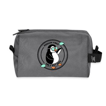 Schwarzer Pinguin in Mint-Brille 2026 - Recycelte Kulturtasche - Anthrazit - Vorne