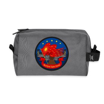 Oriflamme rouge: Drapeau et Forteresse - Trousse de toilette en tissu recyclé - anthracite - Devant