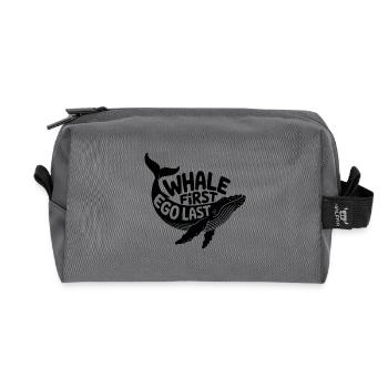 WHALE FIRST • EGO LAST #3 - Recycelte Kulturtasche - Anthrazit - Vorne