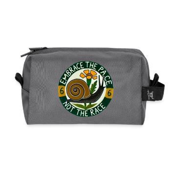 Embrassez Slow Pace Snail - Trousse de toilette en tissu recyclé - anthracite - Devant