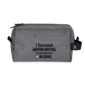 I Survived Another Meeting - Recycelte Kulturtasche - Anthrazit - Vorne