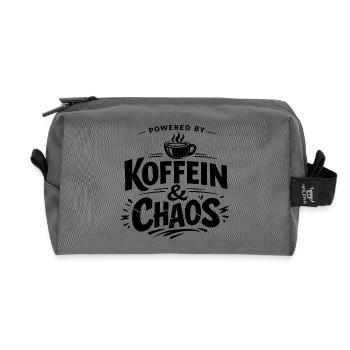 Powered by Koffein & Chaos – Kaffee Spruch Shirt - Recycelte Kulturtasche - Anthrazit - Vorne