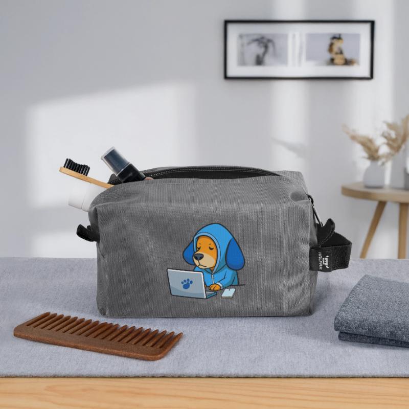 Un chien hacker mignon dort dans un sweat à capuche devant le PC Trousse de toilette en tissu recyclé