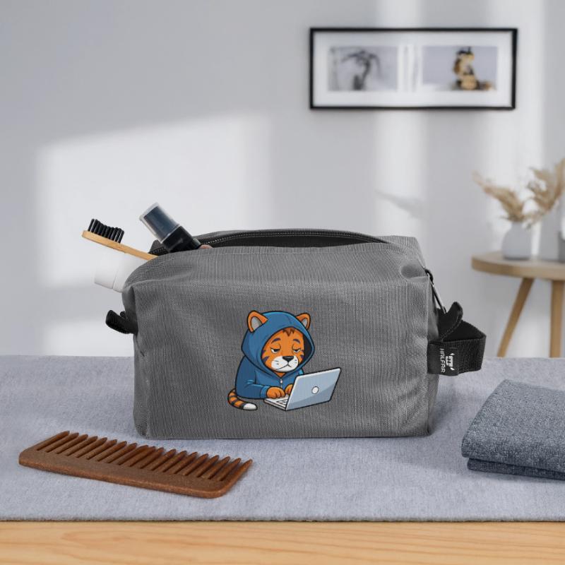 Le mignon hacker Tiger dort dans un sweat à capuche devant le PC Trousse de toilette en tissu recyclé