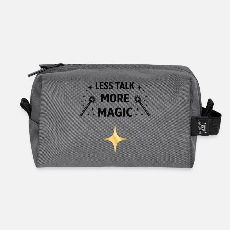 Less Talk More Magic – Zauber Spruch Shirt - Recycelte Kulturtasche - Anthrazit