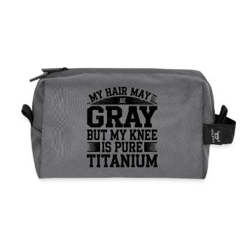 Titanium Knie – Mutig und stark - Recycelte Kulturtasche - Anthrazit - Vorne
