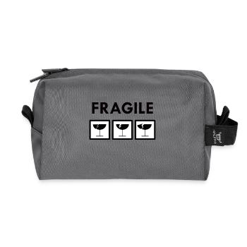 Fragile - Recycelte Kulturtasche - Anthrazit - Vorne