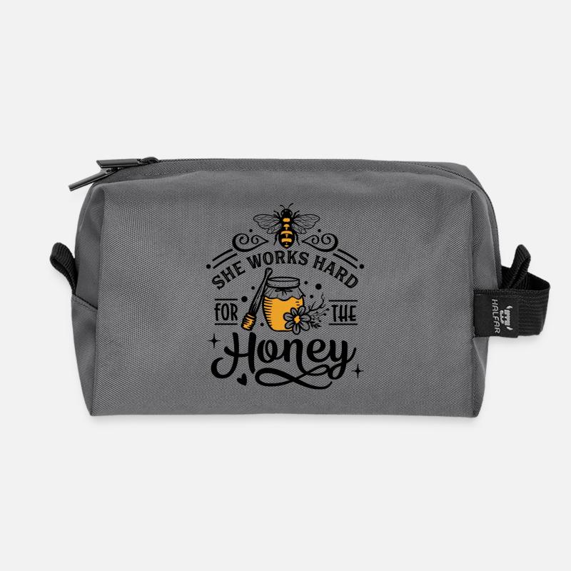 She Works Hard For The Honey Spruch - Recycelte Kulturtasche - Anthrazit