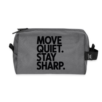 Move Quiet. Stay Sharp. - Recycelte Kulturtasche - Anthrazit - Vorne