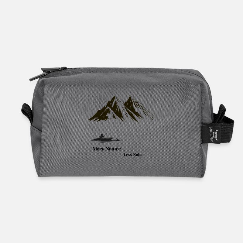 More Nature Less Noise – Angler Berge - Recycelte Kulturtasche - Anthrazit