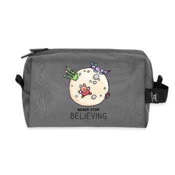 "Never Stop Believing" positiver Spruch mit Aliens - Recycelte Kulturtasche - Anthrazit - Vorne