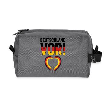 Fußball-Liebe 2026: Herz für Deutschland - Recycelte Kulturtasche - Anthrazit - Vorne