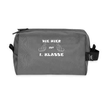 Die hier ist erste Klasse - Recycelte Kulturtasche - Anthrazit - Vorne
