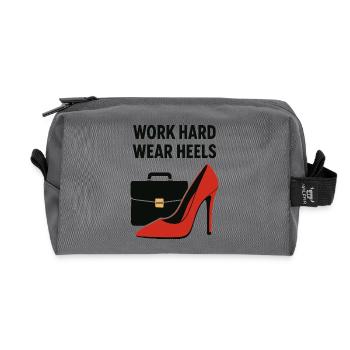 Business Babe: Work Hard Wear Heels - Recycelte Kulturtasche - Anthrazit - Vorne