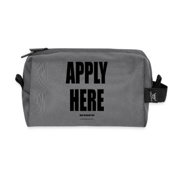 Apply Here – Wear Words - Recycelte Kulturtasche - Anthrazit - Vorne