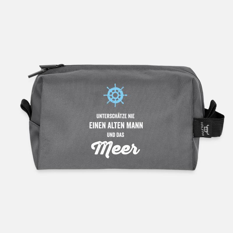Unterschätze nie einen alten Mann und das Meer! - Recycelte Kulturtasche - Anthrazit