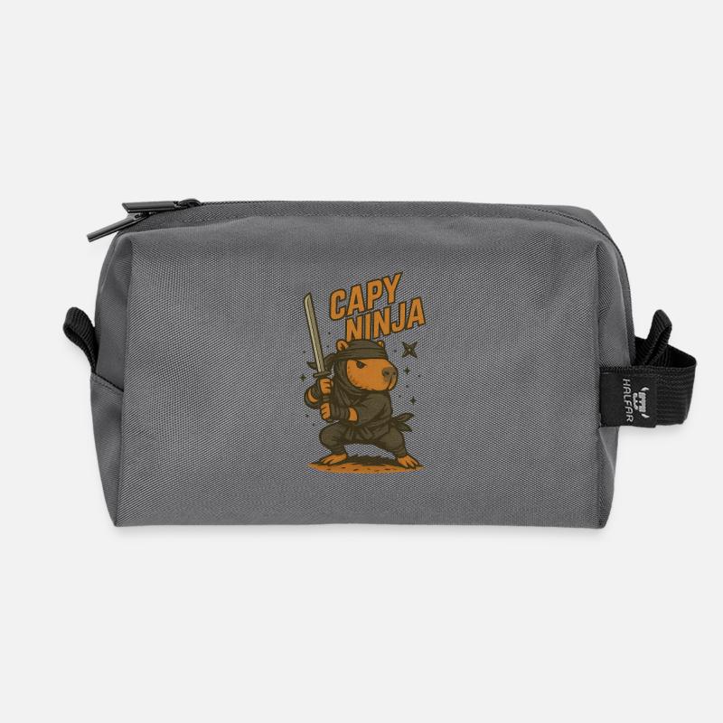 Shadow Capy – Ninja Capybara Shirt ⚔️
- Recycelte Kulturtasche - Anthrazit
