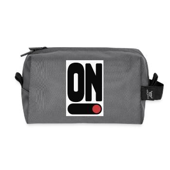 ON Statement Poster Minimal Design - Recycelte Kulturtasche - Anthrazit - Vorne