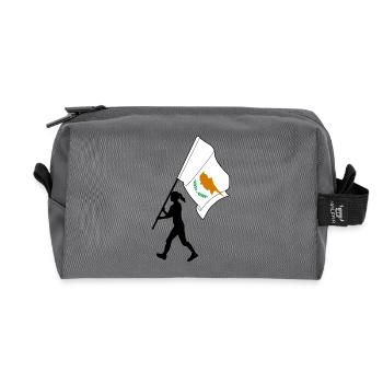 Flagge Zypern Frau Geht - Recycelte Kulturtasche - Anthrazit - Vorne