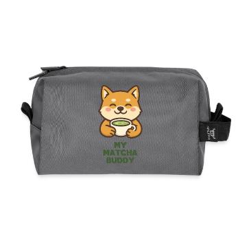 Matcha Buddy Shiba – Grinsender Becherheld - Recycelte Kulturtasche - Anthrazit - Vorne