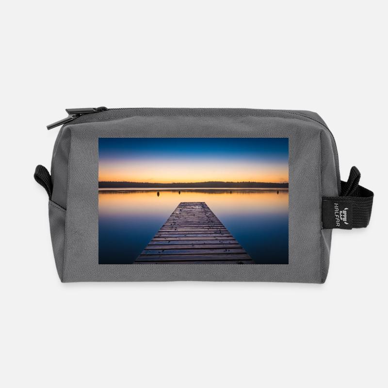 Steg am See in der Morgendämmerung - Recycelte Kulturtasche - Anthrazit