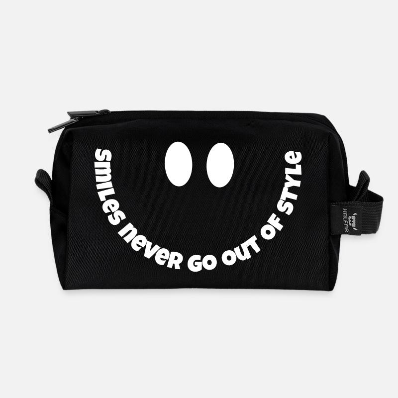 smiles never go out of style - Recycelte Kulturtasche - Schwarz