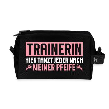 Trainerin Hier tanzt jeder nach meiner Pfeife - Recycelte Kulturtasche - Schwarz - Vorne