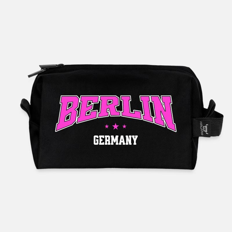 Berlin College Style Germany Schriftzug Pink - Recycelte Kulturtasche - Schwarz
