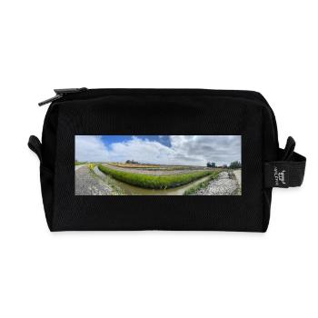 Panoramafeld mit Graben und Blumen - Recycelte Kulturtasche - Schwarz - Vorne