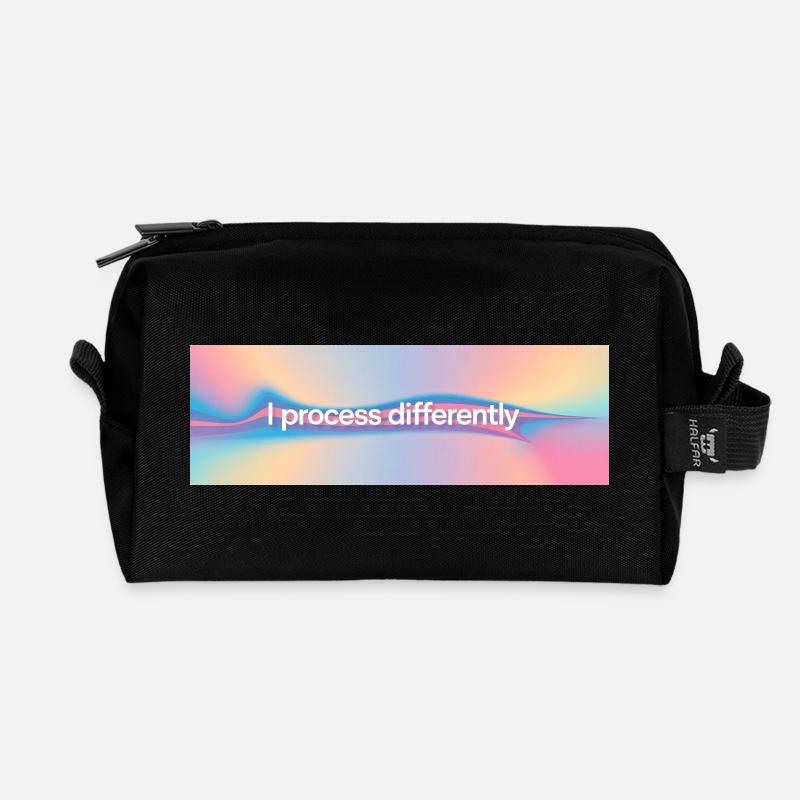 I process differently - Recycelte Kulturtasche - Schwarz