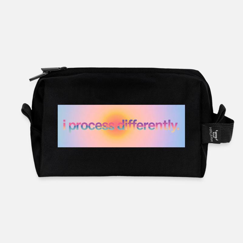 I process differently - Recycelte Kulturtasche - Schwarz