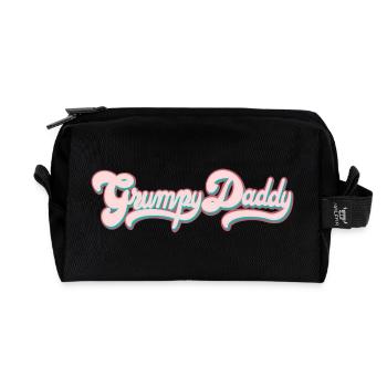 Grumpy Daddy Retro Script - Farbe "Sports Bra" - Recycelte Kulturtasche - Schwarz - Vorne