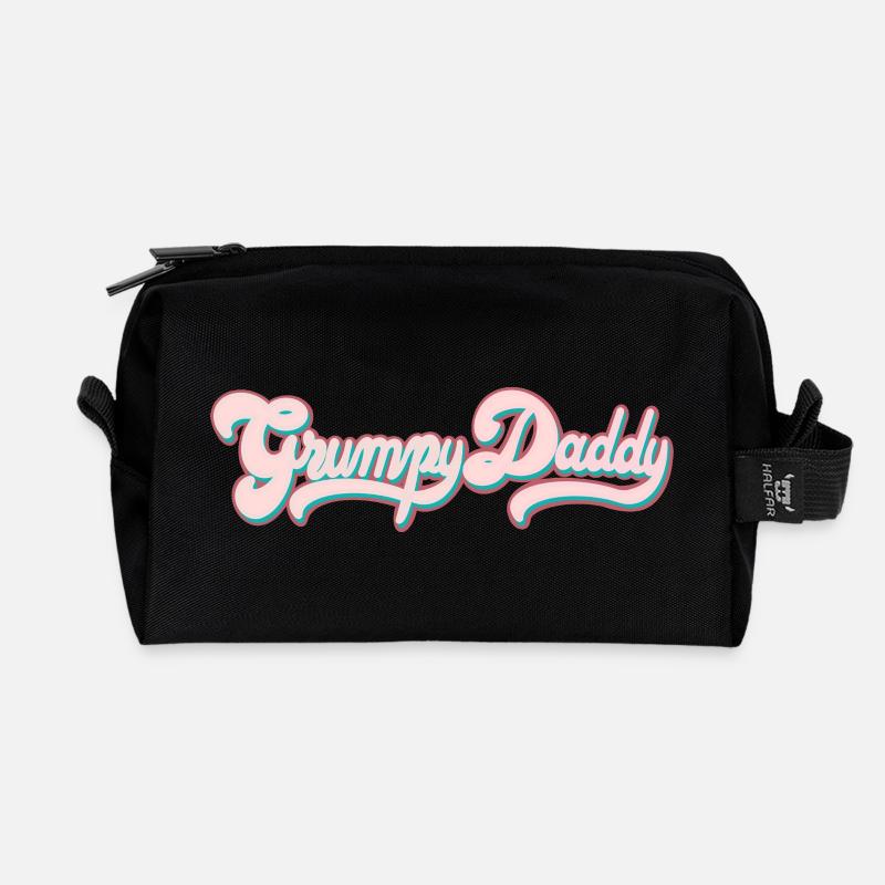 Grumpy Daddy Retro Script - Farbe "Sports Bra" - Recycelte Kulturtasche - Schwarz