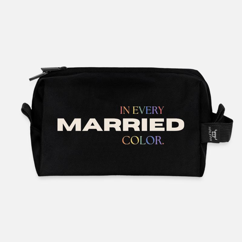 Married in every Color Pride Regenbogen Typografie - Recycelte Kulturtasche - Schwarz