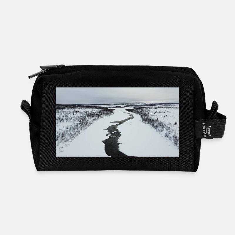 Ein gewundenen Fluss in verschneiter Landschaft - Recycelte Kulturtasche - Schwarz