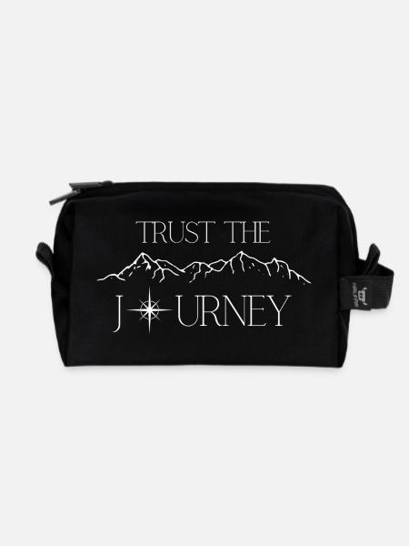 trust the journey - Recycelte Kulturtasche - Schwarz