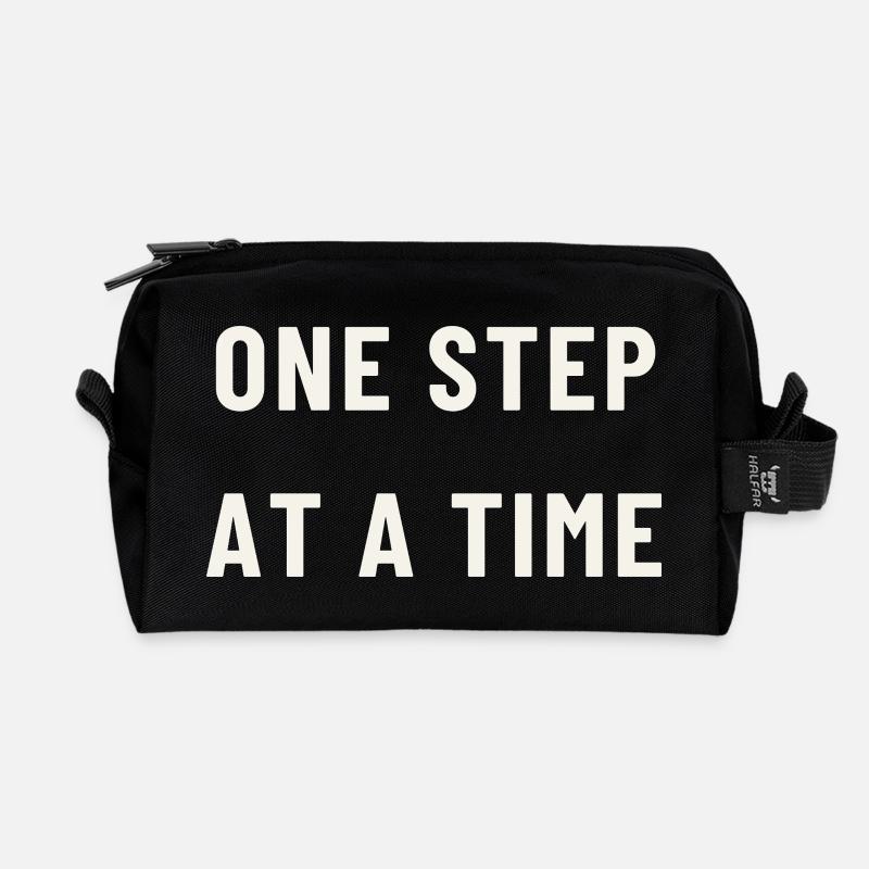 Ein Schritt nach dem anderen - Recycelte Kulturtasche - Schwarz