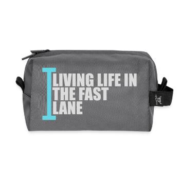 Life In The Fast Lane Schwimmer Lustig Pool Spruch - Recycelte Kulturtasche - Anthrazit - Vorne