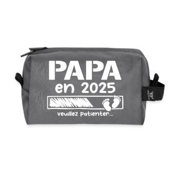 Papa im Jahr 2025 Geschenke für den werdenden Vater - Recycelte Kulturtasche - Anthrazit - Vorne
