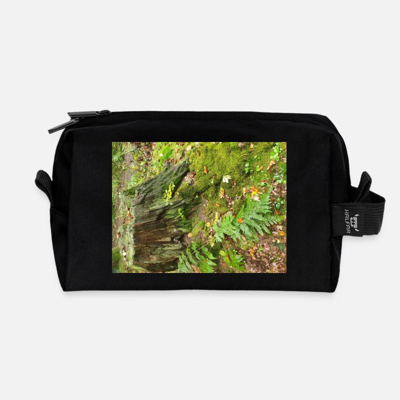 Waldstumpf mit Moos und Farnen - Recycelte Kulturtasche - Schwarz