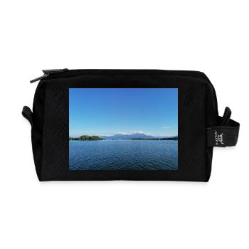 Blauer Bergsee und Bergpanorama - Recycelte Kulturtasche - Schwarz - Vorne