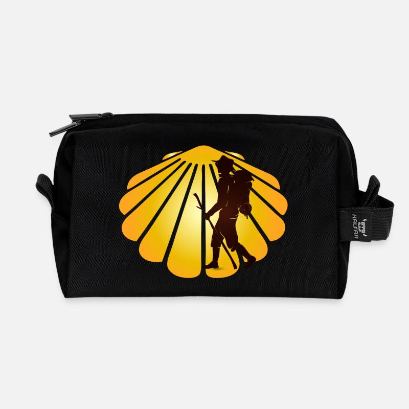 Ein Pilger auf einem Pilgerweg mit Jakobsmuschel - Recycelte Kulturtasche - Schwarz