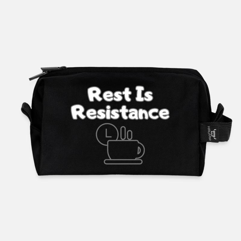 Rest Is Resistance – Anti-Stress Statement Tee - Recycelte Kulturtasche - Schwarz