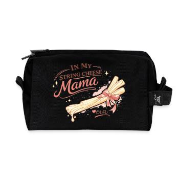 In My String Cheese Mama Era – Lustiges Mama-Shirt - Recycelte Kulturtasche - Schwarz - Vorne