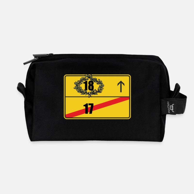 Ortsschild 18. Geburtstag Geschenk - Recycelte Kulturtasche - Schwarz
