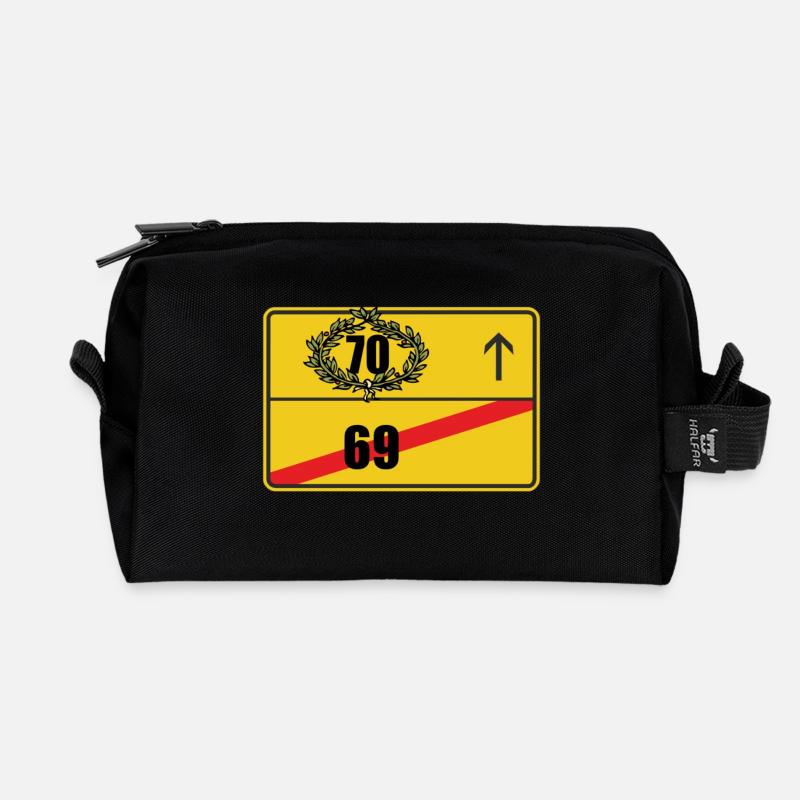 Ortsschild 70. Geburtstag Geschenk - Recycelte Kulturtasche - Schwarz