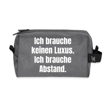 Ich brauche Abstand statt Luxus - Recycelte Kulturtasche - Anthrazit - Vorne