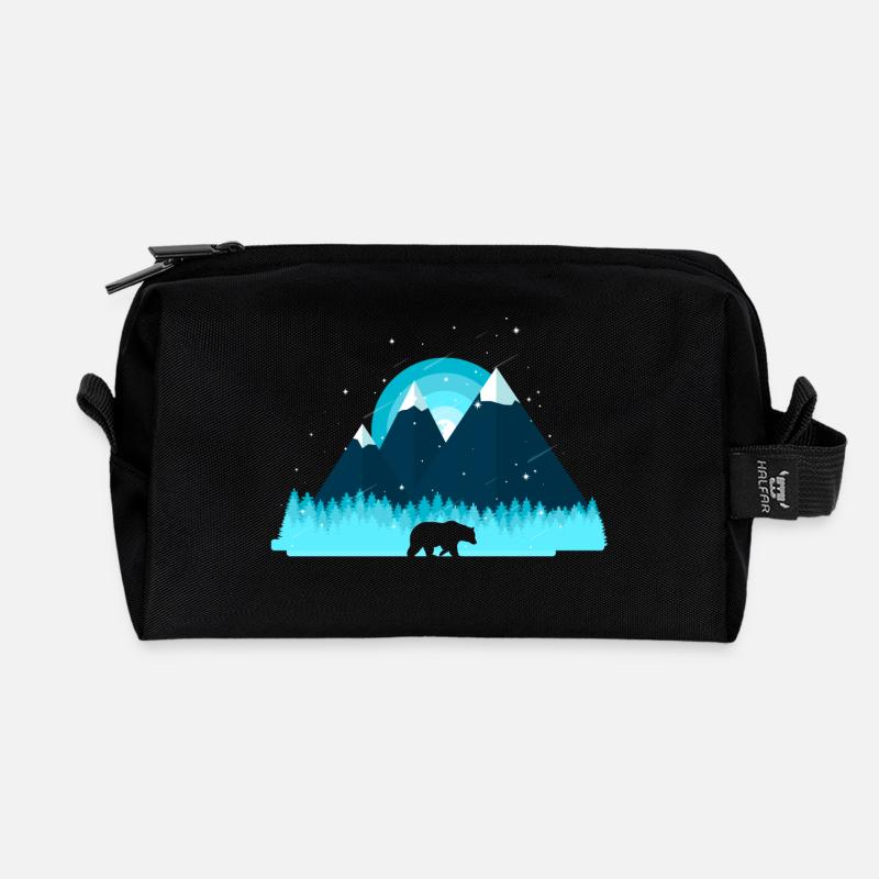 Bär im Wald vor Bergen mit Schnee - Recycelte Kulturtasche - Schwarz